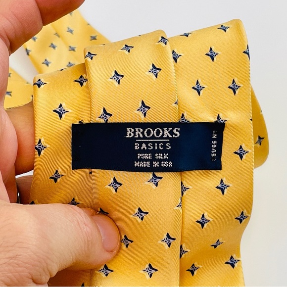 Brooks Brothers Basics Yellow Silk Men's Tie W: 3 5/8" BY L: 59" made in USA - Picture 2 of 6